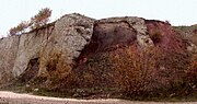 A thick layer of suevite (light gray) over blocks of Bunte Breccia (here mostly made up of reddish clay)