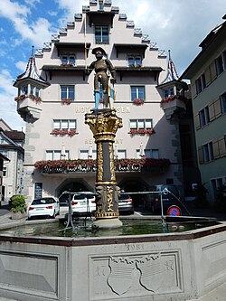 Kolinbrunnen in Zug, dahinter, Hotel Ochsen, von Wolfgang Kolin gegründet