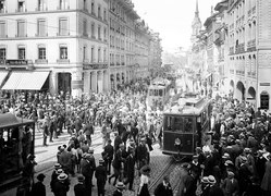 Bevölkerung und Trams in der Spitalgasse während des Ersten Weltkriegs