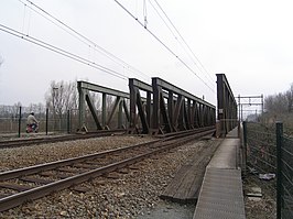 De oude spoorbrug over de Linge