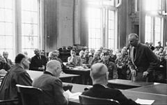 Carl Goerdeler, der von den Verschwörern als Reichskanzler vorgesehen war, vor dem Volksgerichtshof 1944