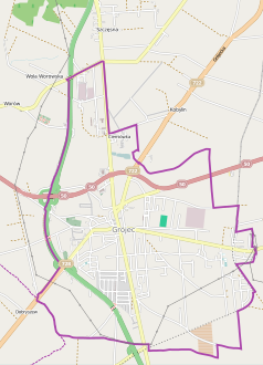 Mapa konturowa Grójca, blisko centrum na dole znajduje się punkt z opisem „Synagoga w Grójcu”