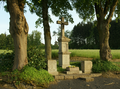 Kriegerdenkmal und Wegekreuz