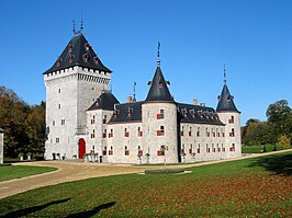 Het kasteel met toegangspoort, vanuit het zuidwesten gezien