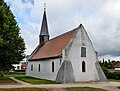 Ev. Kirche mit umgebender Bruchsteinmauer