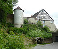 Niederer Rundturm mit Stadtmauer im Westen