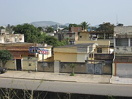 Een straat in Queimados