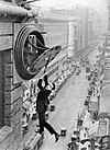 Harold Lloyd w filmie „Jeszcze wyżej!”