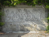 Relief an der Gartenseite