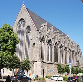 De Sint-Hendrikskerk, met de steunberen die langs binnen door het dak steken