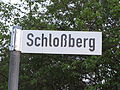 Straßenschild der Straße Schloßberg, welche zum Schloßberg führt