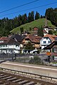 Blick vom Bahnhof zum Dorfkern