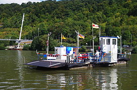 Fähre Haßmersheim, im Hintergrund Neckarsteg