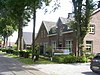 Boerderijcomplex, bestaande uit een woonhuis met aangebouwde schuur, een gemoderniseerde karschop en twee naoorlogse schuren en een Vlaamse schuur. De Vlaamse schuur is een rijksmonument.