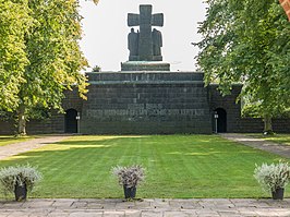 Toegangsgebouw met tekst 1939-1945 Hier ruhen Deutsche Soldaten