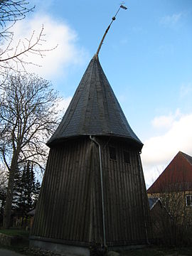 Glockenstapel vor der Kirche
