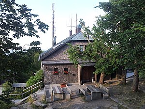 Vorderseite des Kösseinehauses mit Funkturm im Hintergrund