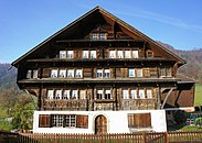Das 1672 erbaute Haus Näf in der Furt, Brunnadern, ist der erste bekannte Strickbau mit aufgespitztem Giebel und Nageldach. Das traditionelle Pfettendach hat einen ziemlich offenen Giebelwinkel.[4]