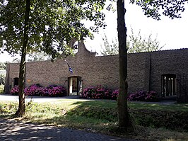 Vooraanzicht van de kerk vanaf de Bosweg