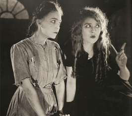 Zasu Pitts en Mary Pickford in The Little Princess