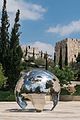 Im Hintergrund das Jaffa-Tor der Altstadt von Jerusalem, im Vordergrund auf der Skulptur Afrika und Europa