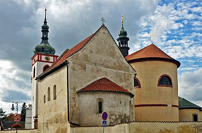 Kirche St. Klemens (links) und Wenzel-Basilika