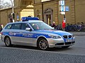 Streifenwagen der deutschen Bundespolizei mit altem Kennzeichen in blau-silberner Farbgebung