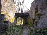 Der Torgang nach Südwesten. Im Hintergrund die Vorburg, rechts einer der beiden Treppenaufgänge. Die Türöffnung scheint nicht vollendet worden zu sein