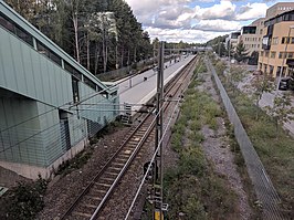 Het perron gezien vanaf de loopbrug aan de zuidkant.