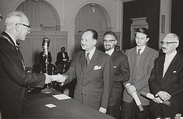 V.l.n.r. locoburgemeester van Den Haag J. van Zwijndrecht, Albert van der Hoogte, Vic Reinders (die de Constantijn Huygensprijs voor Pierre Kemp in ontvangst neemt, Remco Campert en Jos de Gruyter (1956)