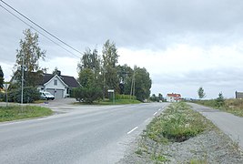 Foto einer Straße mit einigen Wohnhäusern in der Umgebung