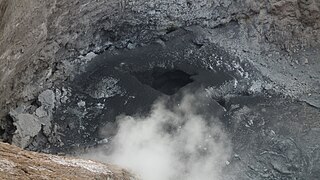 Lava-Auswurf im Krater (Januar 2011)