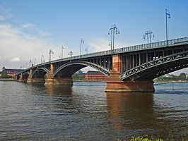 De brug gezien van Wiesbaden