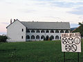 Kloster und Hinweisschild Die Frauen mit Kopftuch und Rock