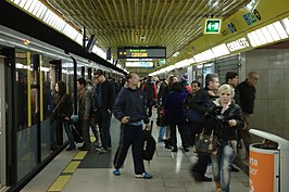 Het perron aan lijn 3 voor de metro's naar het noorden.