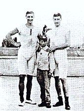 Roelof Klein (re.) und François Brandt gemeinsam mit dem französischen Jungen nach ihrem Olympiasieg (1900)