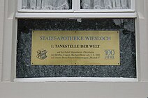 Gedenkplakette an der ersten Tankstelle der Welt