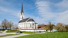 Kirchhügel von Pietzenkirchen aus südlicher Richtung gesehen, im Vordergrund die Kirche St. Stephanus und St. Laurentius und rechts ein Wohngebäude