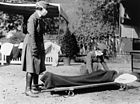 Δύο νοσοκόμες του αμερικανικού Ερυθρού σταυρού επιδεικνύουν πρακτικές θεραπείας στην πανδημία του 1918.