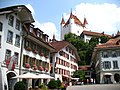 Thun Belediye Konağı Meydanı (Rathausplatz) ve arkada Thun Şatosu