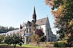 Die Abteikirche von Nordosten. Blick auf den Chorumgang