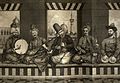 Αραβική παραδοσιακή ορχήστρα του 1794 από το Χαλέπι της Συρίας. Από αριστερά προς δεξιά εικονίζονται μουσικοί που κρατούν: ντέφι, ταμπουρά, φλάουτο (ney[32]), κεμεντζέ και τύμπανα (nakara[33]).