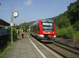 Perron van station Bad Karlshafen in de tijd dat DB Regio nog op deze lijn reed (2010)