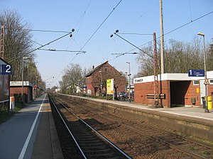 Blick Richtung Norden, rechts das alte und das neue Bahnhofsgebäude