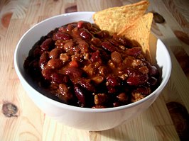 kom met chili con carne en tortillachips