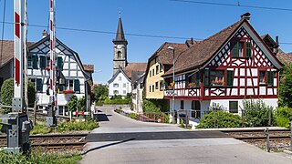Dorfstrasse mit evangelischer Kirche