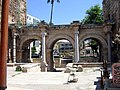 Şehri ziyaret eden İmparator Hadrianus için yapılan Hadrian Kapısı bilinen adıyla Üçkapılar.