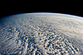 Stratocumulus-Wolken (Haufenschichtwolken) über dem pazifischen Ozean.