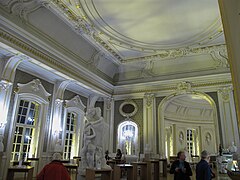 Brahms-Foyer mit der Skulptur von Max Klinger und Café