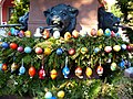 Osterbrunnen in Neustadt a.d. Aisch (von Brücke) – hier für dieses Bild stimmen